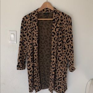 Sweater blazer leopard print.